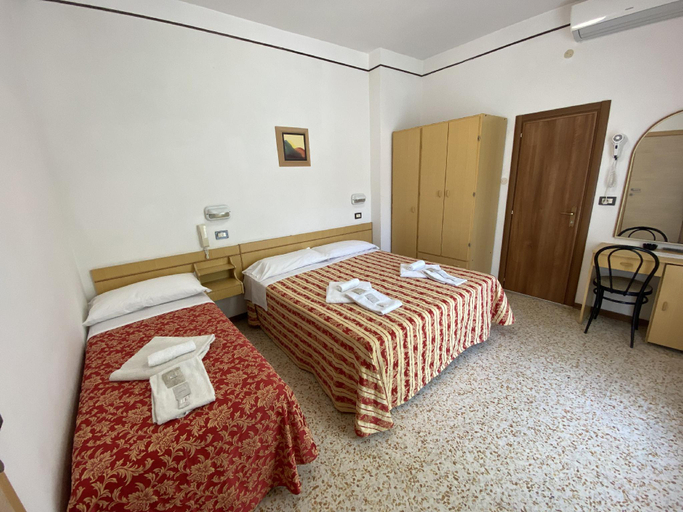 Bedroom 4, Hotel Nanni Garni, Rimini