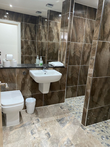 Bathroom 4, Hotel Tia, Sefton
