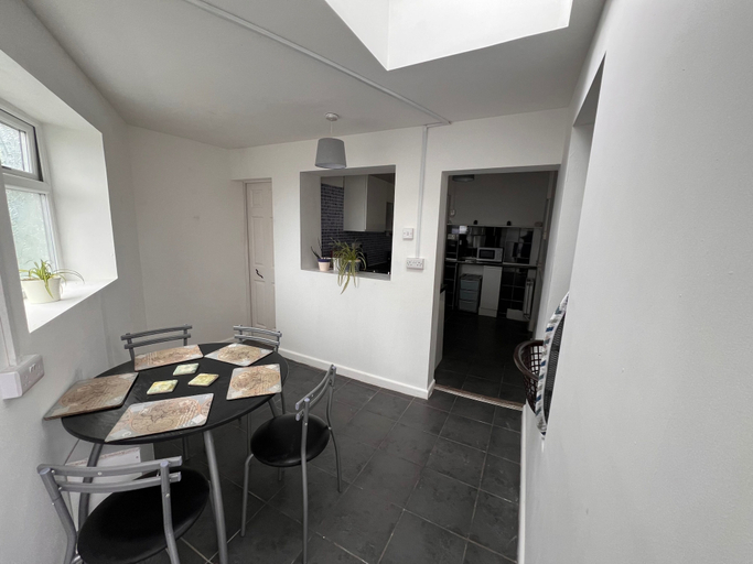 Dining 5, Pet Friendly, Sleeps 6 With Garden and Parking, Cornwall