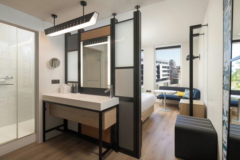 Bathroom 5, Aloft by Marriott Strasbourg City Centre, Bas-Rhin