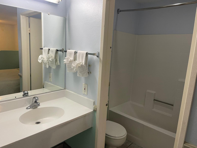 Bathroom 4, Day&Night Inn, San Bernardino