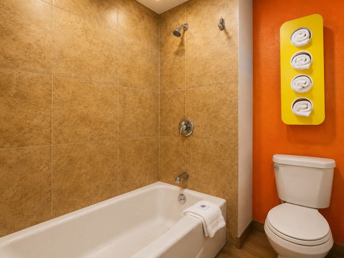 Bathroom 4, Motel 6 Lost Hills, CA, Kern