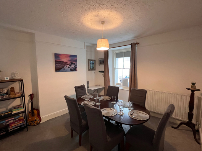 Dining 2, Pet Friendly, Sleeps 6 With Garden and Parking, Cornwall