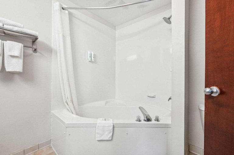 Bathroom 4, Quality Inn & Suites Dawsonville, Dawson