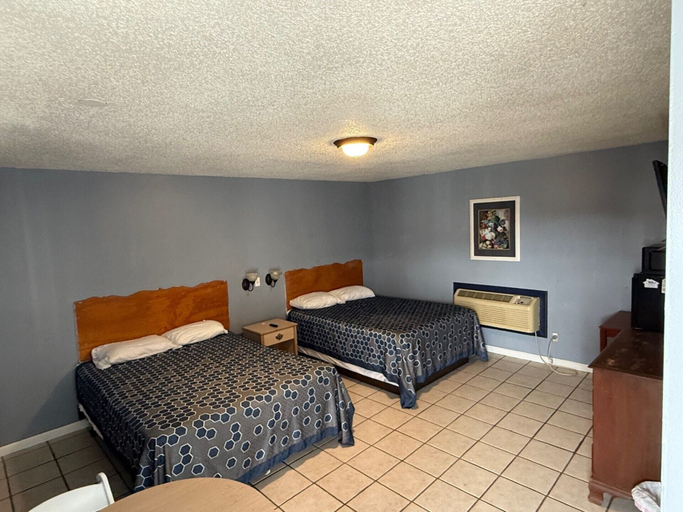 Bedroom 2, Dixie Plaza hotel, Claiborne