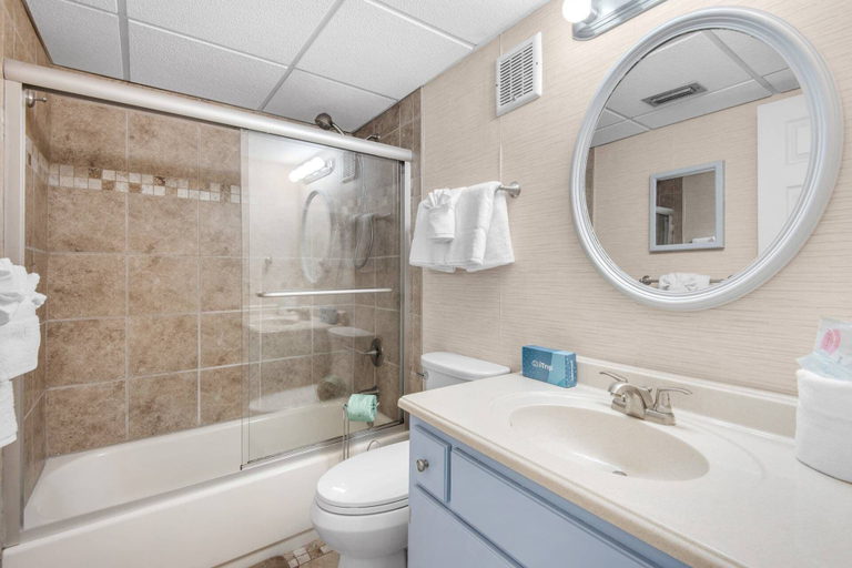 Bathroom 3, Sugar Beach C-17, Bay