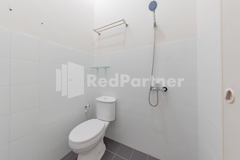 Bathroom 4, 158 Guest House Syariah Mitra RedDoorz, Bandung