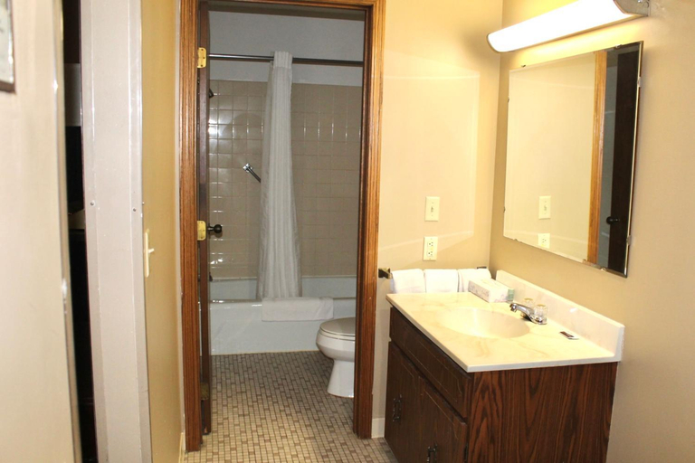 Bathroom, Colonial Inn, Dubuque