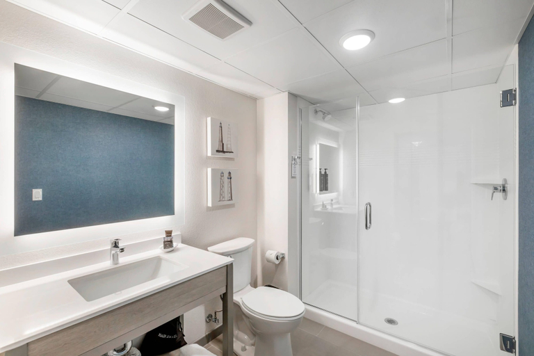Bathroom 4, The Harborview on Lake Michigan, an Ascend Collection Hotel, Ozaukee