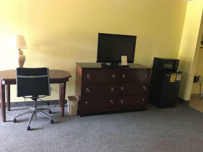 Others 4, Executive Inn Portland, Robertson