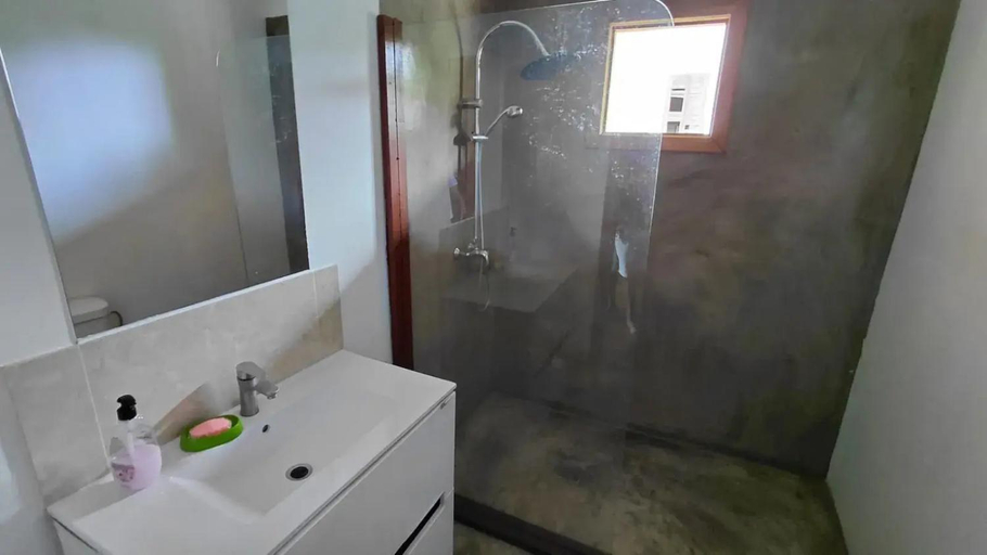 Bathroom, Roca Monte Forte, Lembá