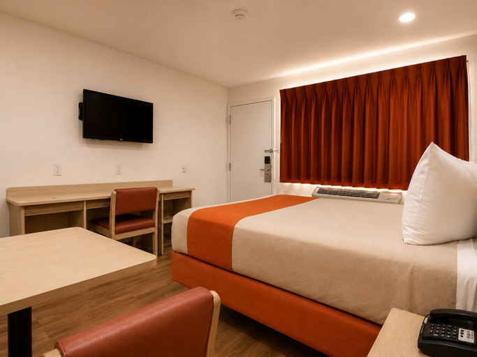 Bedroom 3, Motel 6 Lost Hills, CA, Kern