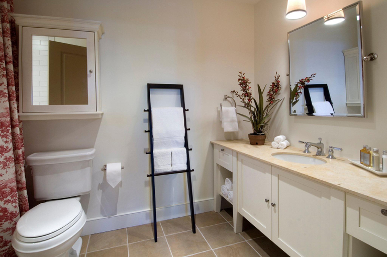 Bathroom, Clay Brook Hotel, Washington