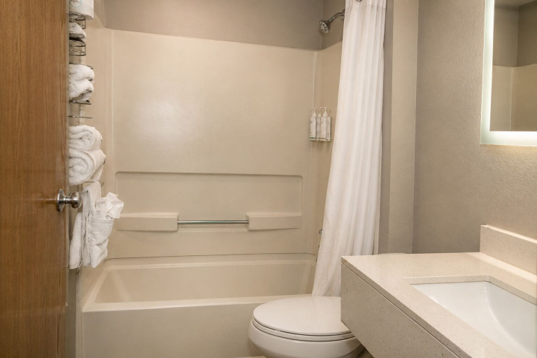 Bathroom 4, Super 8 by Wyndham Warrenton, Warren