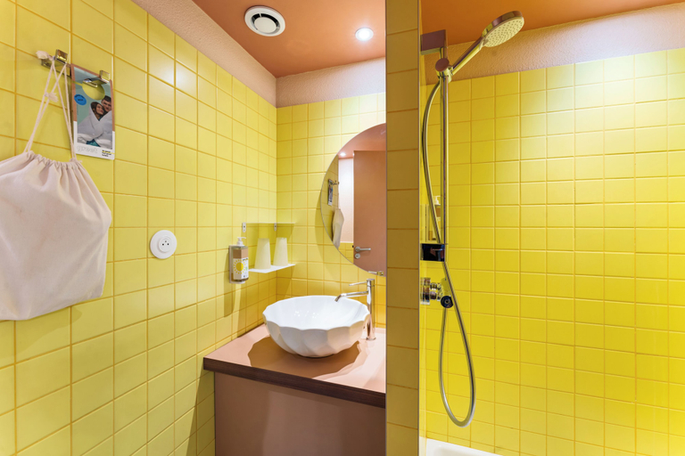 Bathroom 4, ibis Styles Pont du Gard Route d'Avignon, Gard