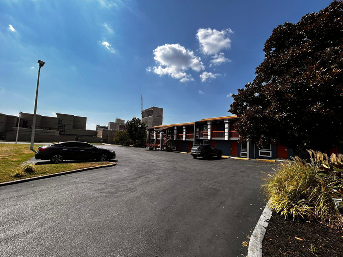 Exterior & Views 2, Kings Inn, Shelby