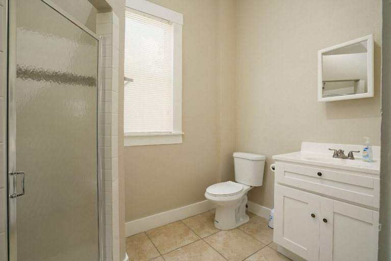 Bathroom 3, Amazing Fully Fenced Home Only 5 Mins From Downtown, Bexar
