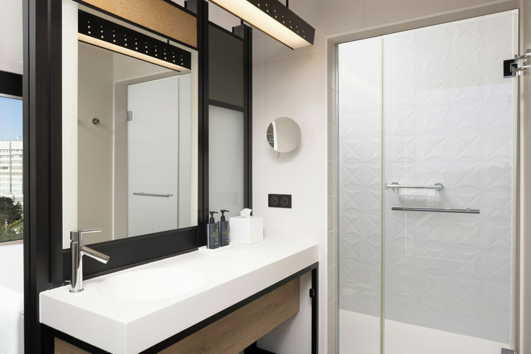 Bathroom 5, Aloft by Marriott Strasbourg City Centre, Bas-Rhin