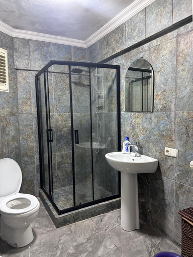 Bathroom 2, Zeki Bey Apartment, Beyoğlu