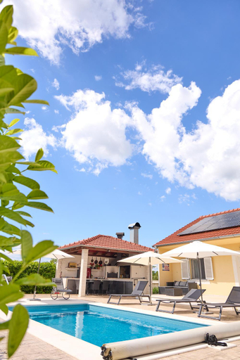 Others 5, House Mellifera, Promina