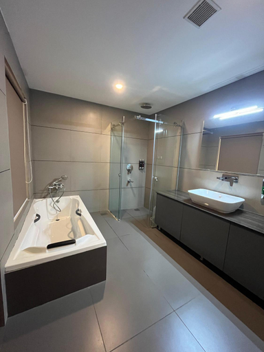 Bathroom 4, Mandarin Sky, Kannur