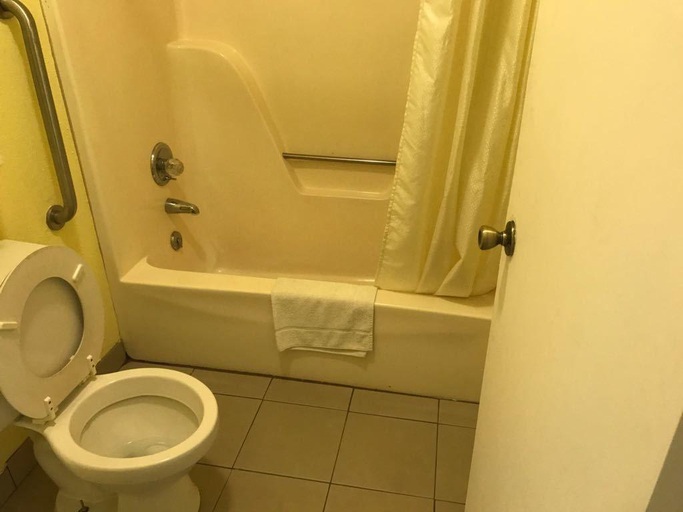 Bathroom 3, Executive Inn Portland, Robertson