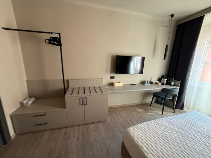Bedroom 2, CAST AWAY, La Spezia