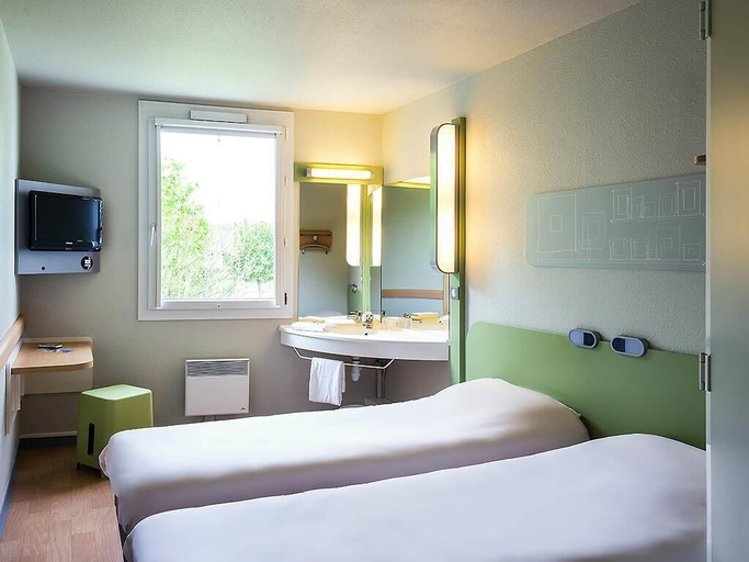 Bedroom 3, ibis budget Granville, Manche