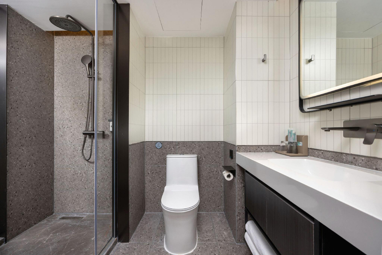 Bathroom, Country Inn & Suites by Radisson Xianning Media Tower, Xianning