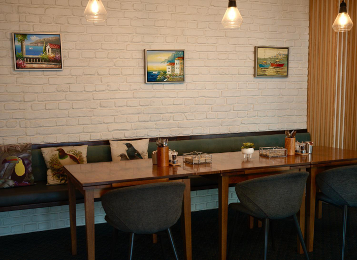 Food & Drinks 5, Alpers Lodge, Waitakere