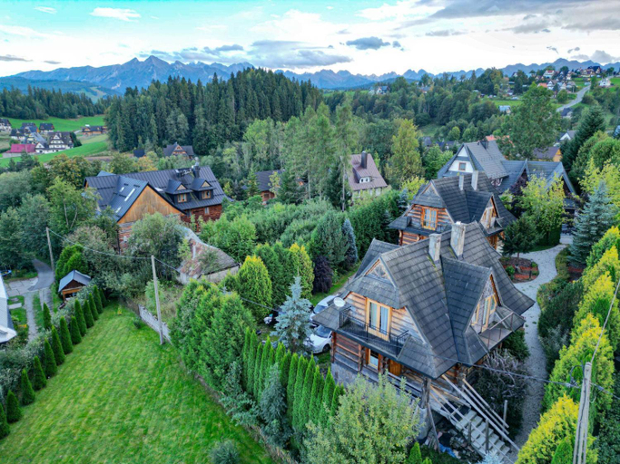 Exterior & Views