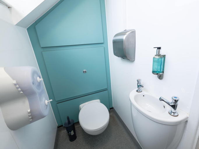 Bathroom 2, YHA Castleton Losehill Hall, Derbyshire