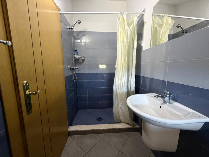 Bathroom 3, hotel culaj, Malësi e Madhe