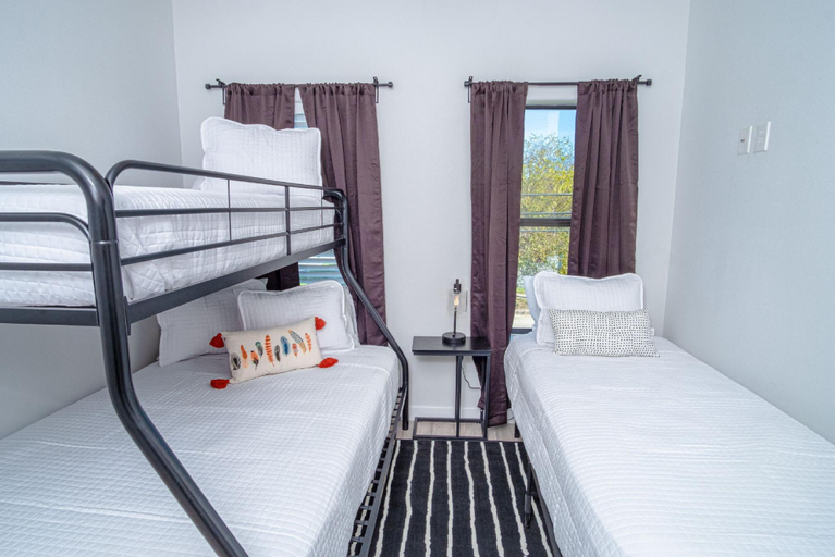 Bedroom 2, Spectacular 3 BR plus 2 and a half BA Apt Near Downtown, Bexar