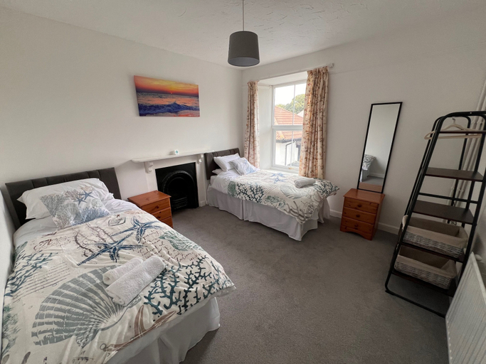 Room 3, Pet Friendly, Sleeps 6 With Garden and Parking, Cornwall