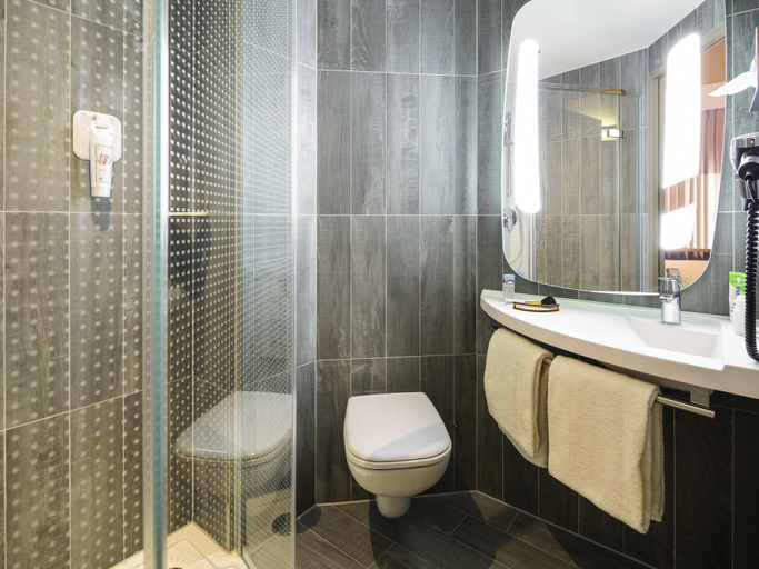 Bathroom 3, ibis Baden Neuenhof, Baden