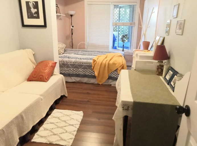 Bedroom 2, Lily's garden, Queens
