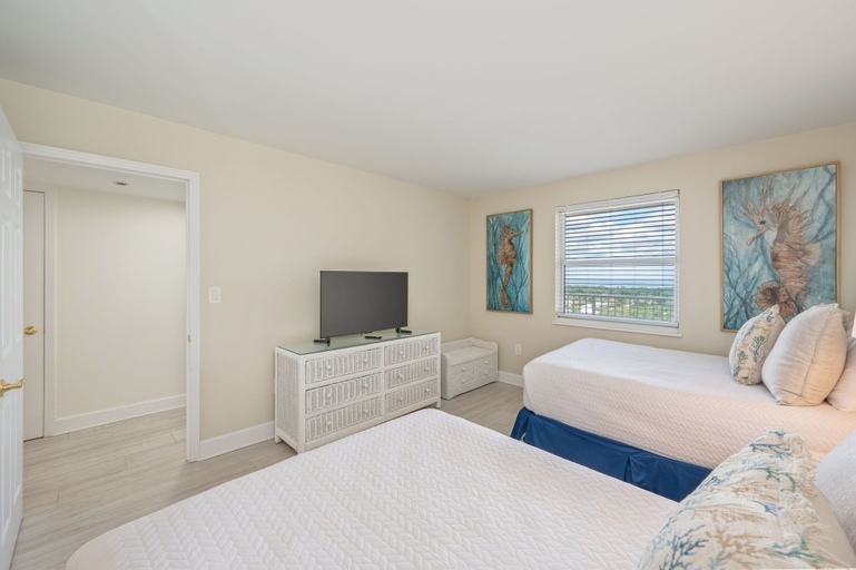 Bedroom 3, Hd1605 2 Bedroom Condo by RedAwning, Walton
