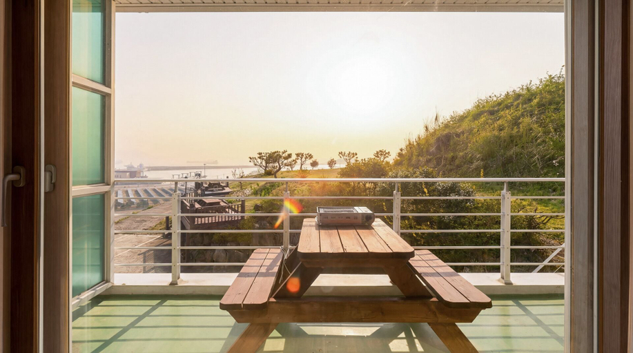 Room 5, Yeosu Redondo Ocean View Pension, Yeosu