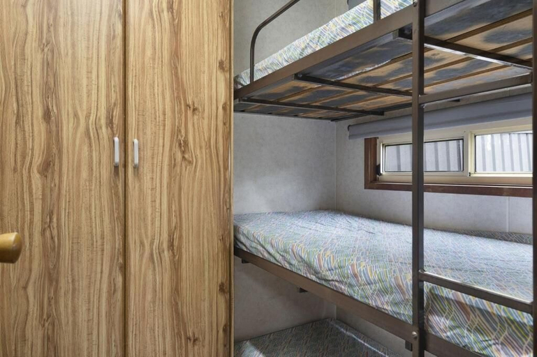 Room 3, Paradise Palms Caravan park, Lake Macquarie - West