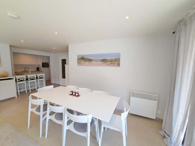Dining 2, Spacious Family Stay Near the Beach, West-Vlaanderen