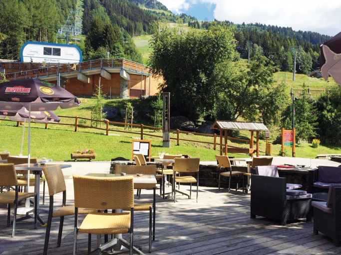 Outdoor dining, Scenic Alps Apartment Stay, Savoie