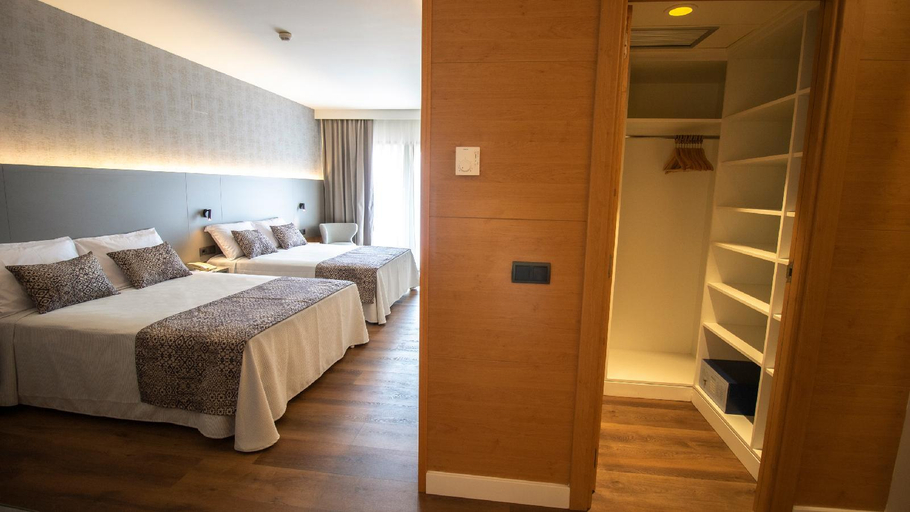Bedroom 3, Golden Bahia de Tossa & Spa 4* Sup., Girona