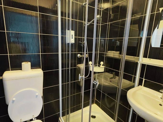 Bathroom 4, Mariposa Apartments, Budapesti