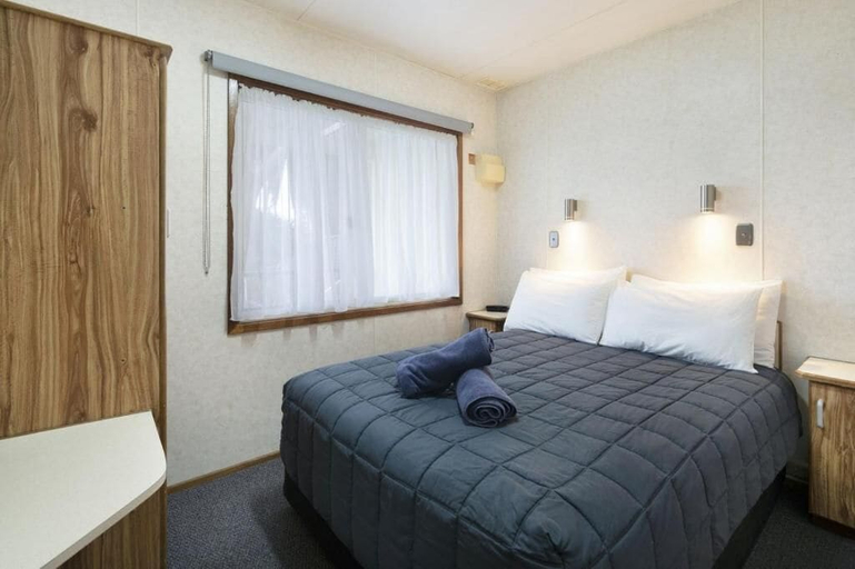 Room 1, Paradise Palms Caravan park, Lake Macquarie - West
