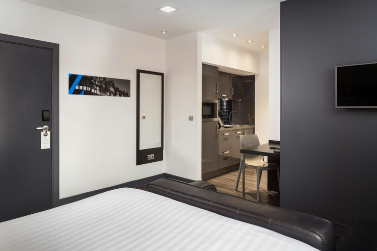 Bedroom 2, Roomzzz Chester City, Cheshire West and Chester