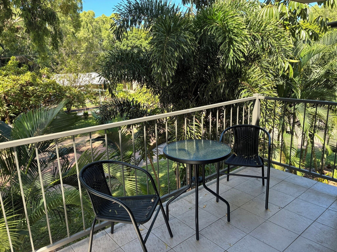 Outdoor dining 2, Kooyong Aprtments, Magnetic Island