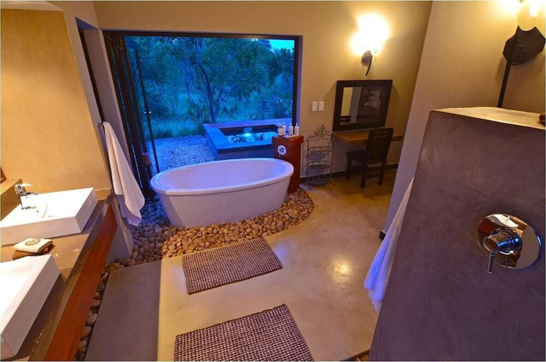 Bathroom 4, Raptor Retreat Game Lodge, Mopani