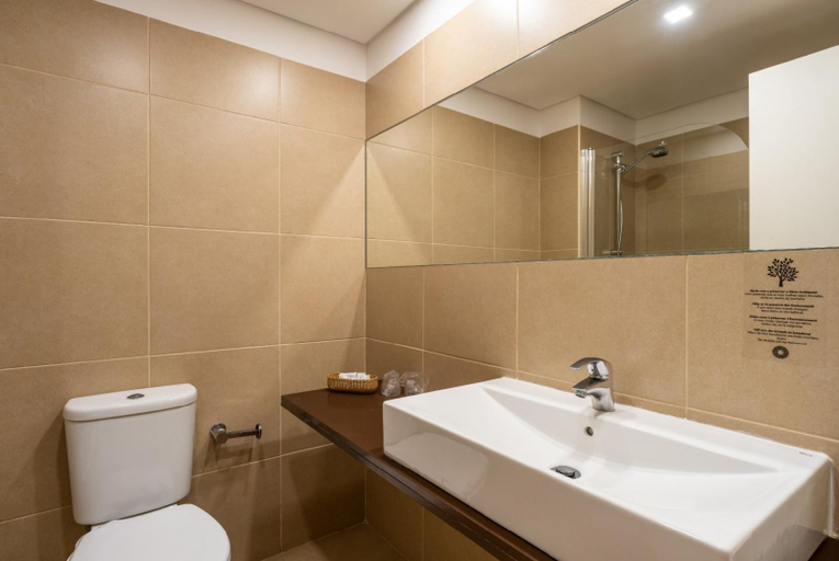 Bathroom 5, Hotel Girassol - Suite Hotel, Funchal