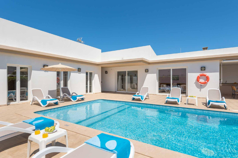 Others 3, Villa Sonia, Baleares